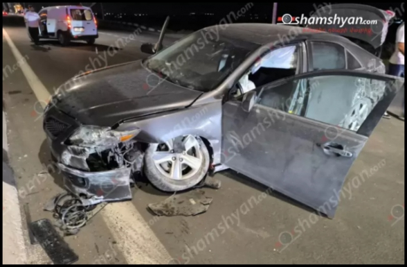 Երևան-Էջմիածին ավտոճանապարհին «Toyota Camry»-ն դուրս է եկել ճանապարհի երթևեկելի գոտուց, բախվել բետոնե արգելապատնեշերին, ապա երկաթե սյանը. կա տուժած